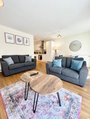 Modern spacious 2 bed Apartment, close to Gunwharf Quays & Historic Dockyard - Balcony, Smart Tv, Free Parking, WiFi, Double or single beds